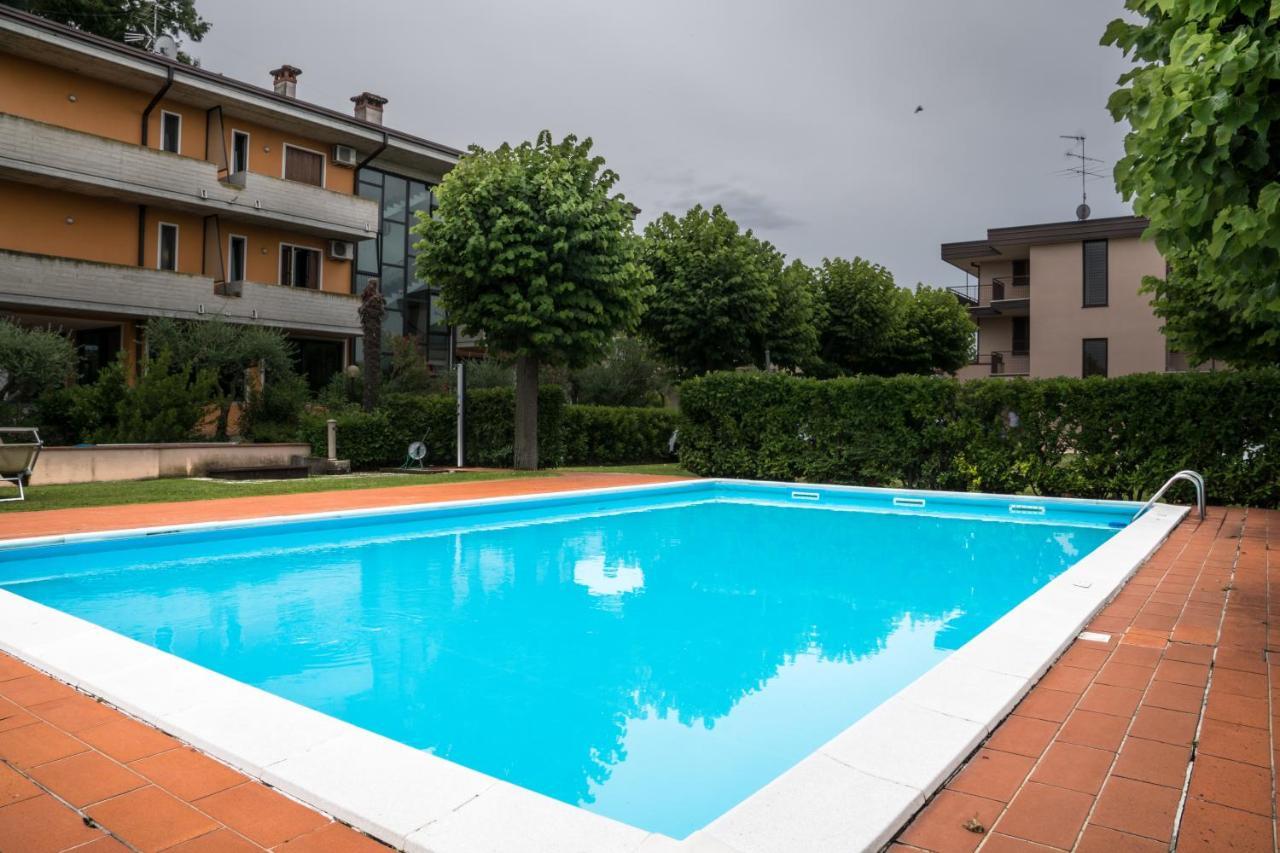 Laguna verde Sirmione Bagian luar foto